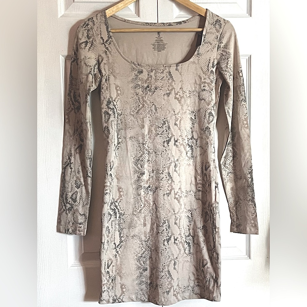 😎LAST CHANCE! $5/OR OFFERS CONSIDERED!💋Snakeskin Print BodyCon Long Sleeve Dress